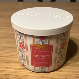 Bath & Body Works Peppermint Bark Candle - Red and White